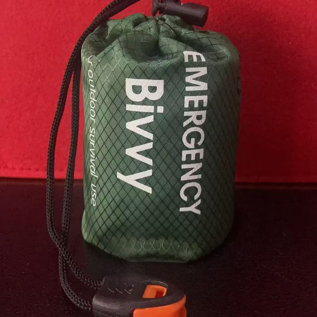 🏔️🧰 Outdoor emergency sleeping bag—a multifunctional PE aluminum-film survival bag for travel that offers thermal insulation and cold protection.